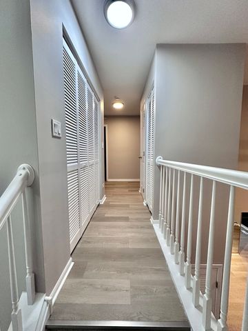 652 E Whispering Oaks Court 652, Palatine, IL 60074