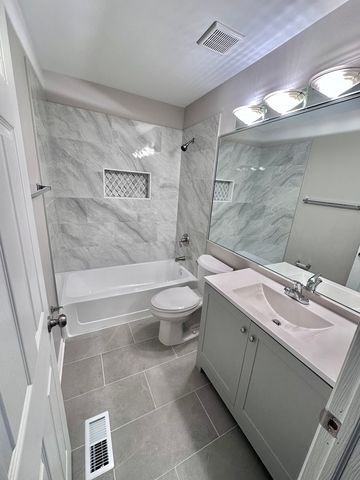 652 E Whispering Oaks Court 652, Palatine, IL 60074