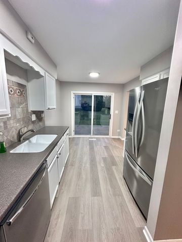 652 E Whispering Oaks Court 652, Palatine, IL 60074