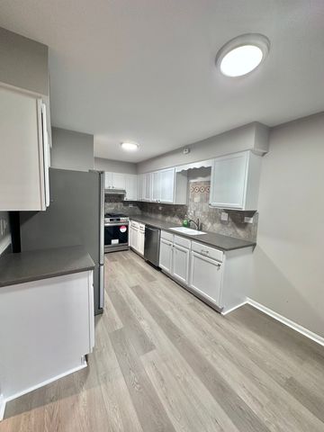 652 E Whispering Oaks Court 652, Palatine, IL 60074