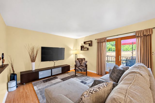 585 Beaconsfield Avenue, Naperville, IL 60565