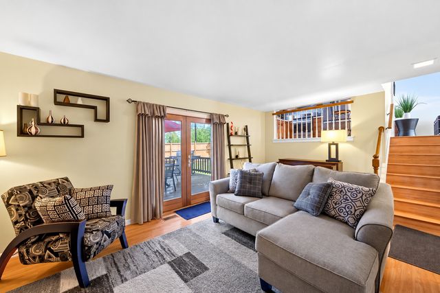 585 Beaconsfield Avenue, Naperville, IL 60565