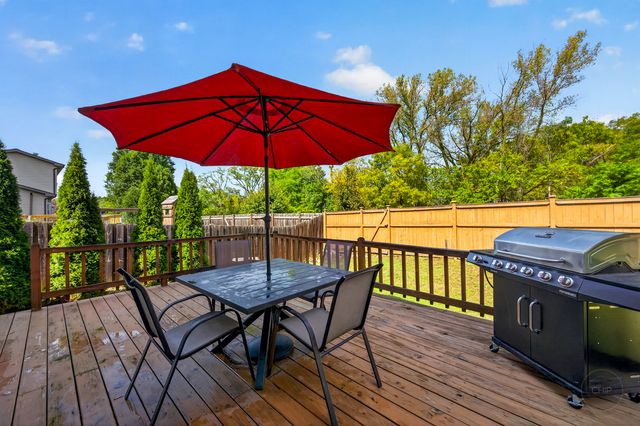 585 Beaconsfield Avenue, Naperville, IL 60565