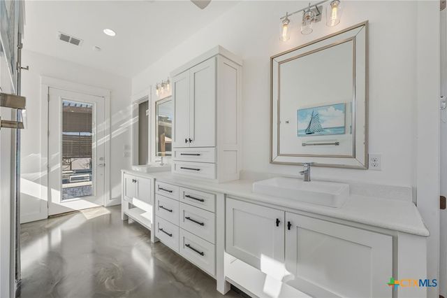 223 Oak Shores Drive, Canyon Lake, TX 78133