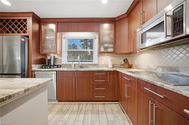 2452 Laurel Cove DR, Virginia Beach, VA 23454