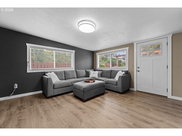 16366 FRONT Ave, Oregon City, OR 97045