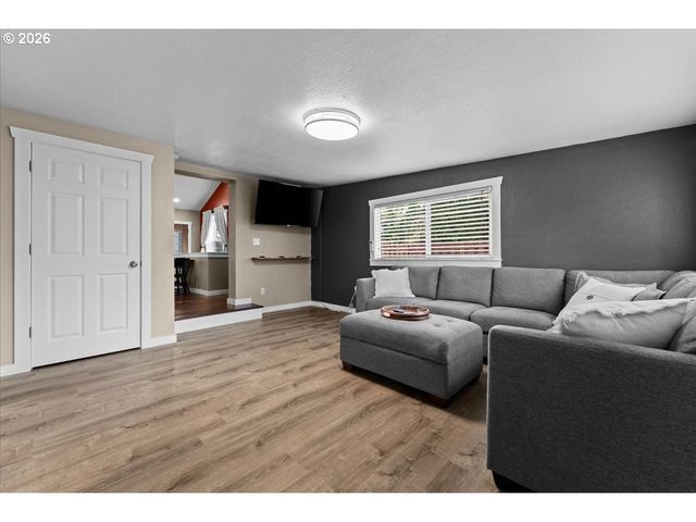 16366 FRONT Ave, Oregon City, OR 97045