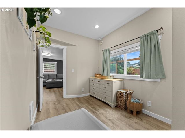 16366 FRONT Ave, Oregon City, OR 97045