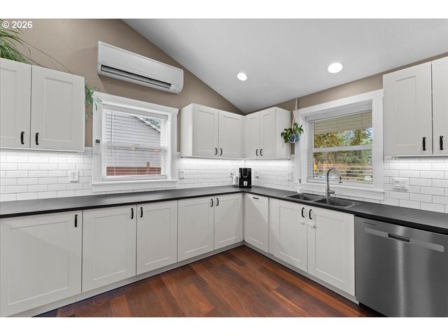 16366 FRONT Ave, Oregon City, OR 97045
