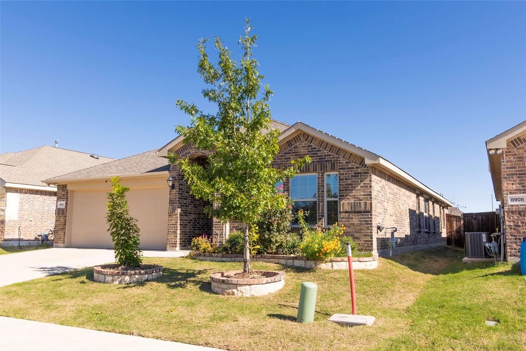 8912 Finn Lane, Fort Worth, TX 76131