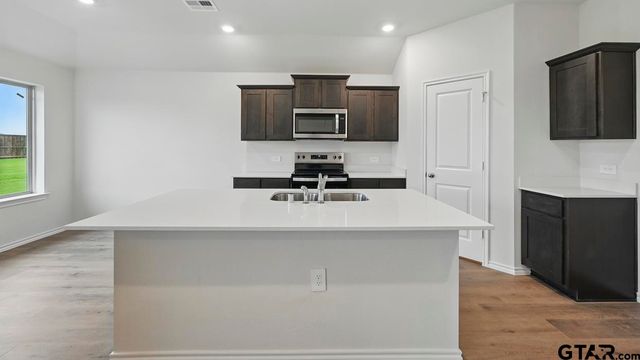 5004 Shumard Drive, Lindale, TX 75706