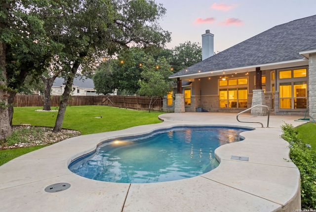 172 Bobby Lynn, Adkins, TX 78101