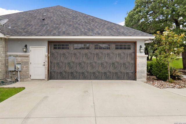 172 Bobby Lynn, Adkins, TX 78101