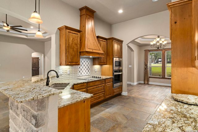 172 Bobby Lynn, Adkins, TX 78101