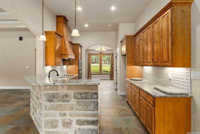 172 Bobby Lynn, Adkins, TX 78101