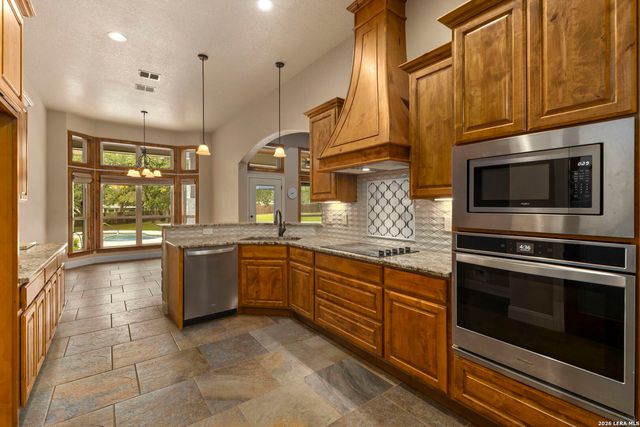 172 Bobby Lynn, Adkins, TX 78101