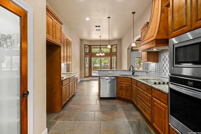 172 Bobby Lynn, Adkins, TX 78101