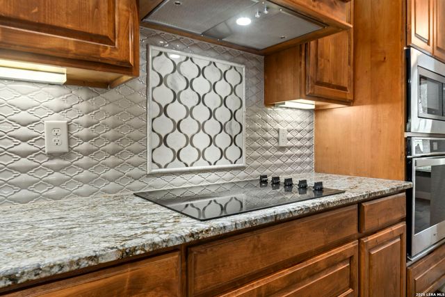 172 Bobby Lynn, Adkins, TX 78101