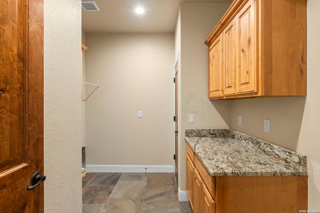 172 Bobby Lynn, Adkins, TX 78101