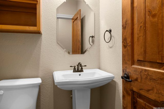 172 Bobby Lynn, Adkins, TX 78101