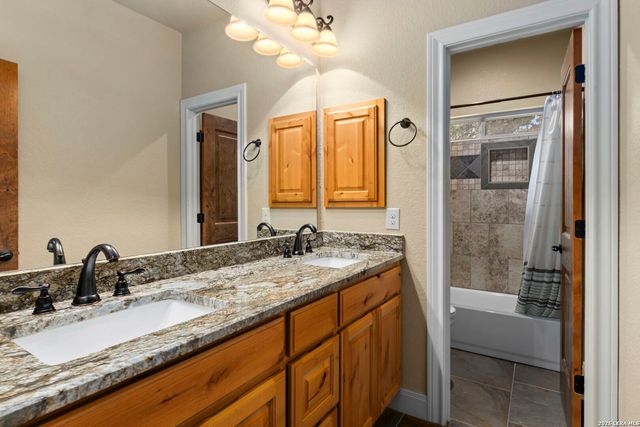 172 Bobby Lynn, Adkins, TX 78101