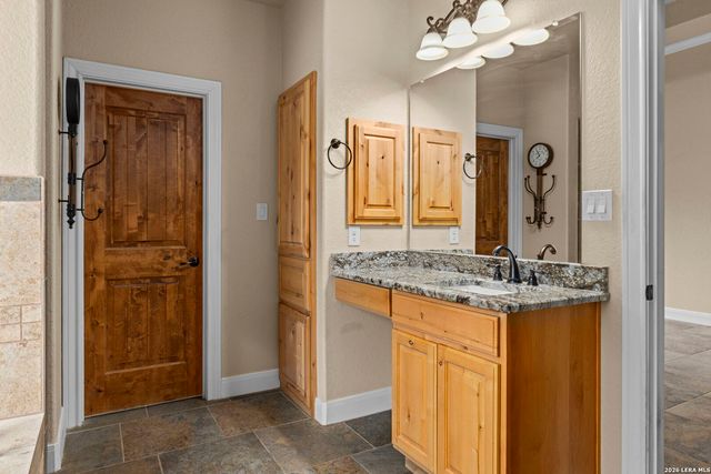 172 Bobby Lynn, Adkins, TX 78101