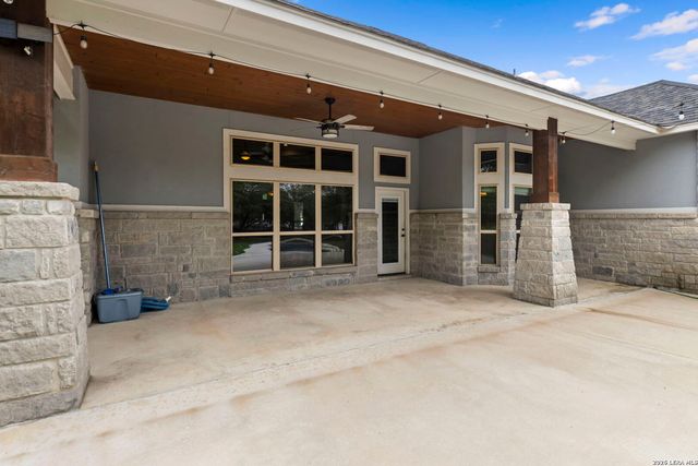 172 Bobby Lynn, Adkins, TX 78101