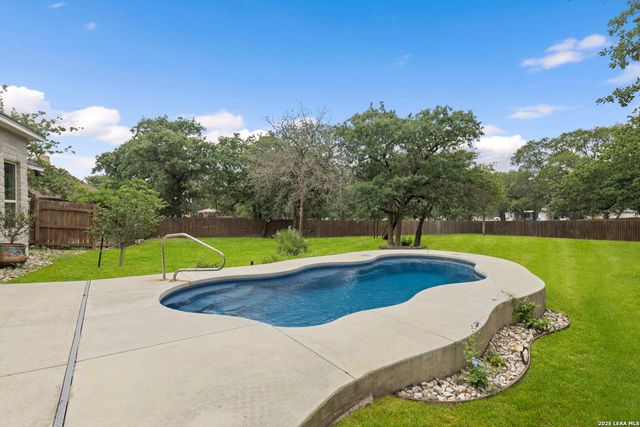 172 Bobby Lynn, Adkins, TX 78101