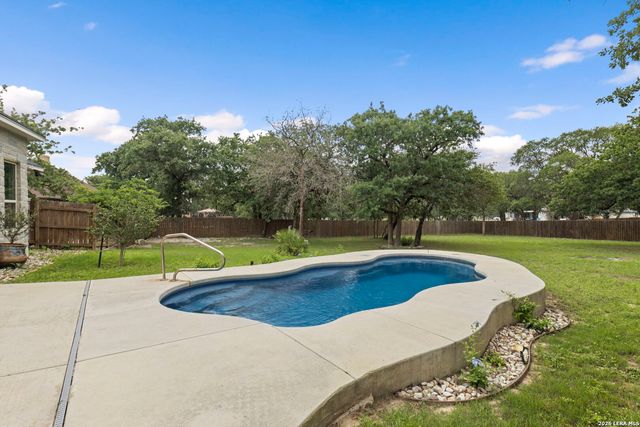 172 Bobby Lynn, Adkins, TX 78101