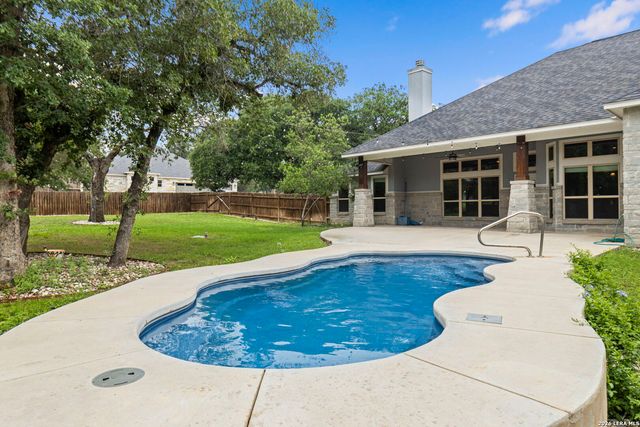 172 Bobby Lynn, Adkins, TX 78101