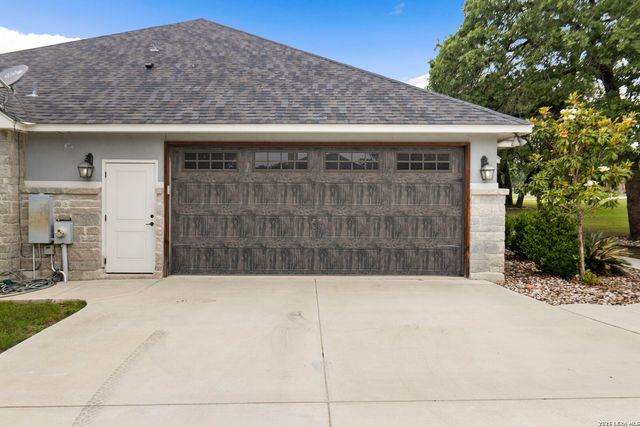 172 Bobby Lynn, Adkins, TX 78101