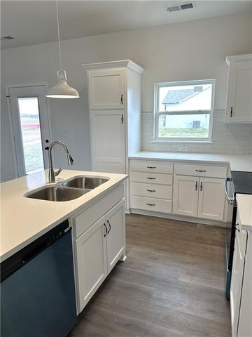 1302 NE Sequoia Court, Oak Grove, MO 64075