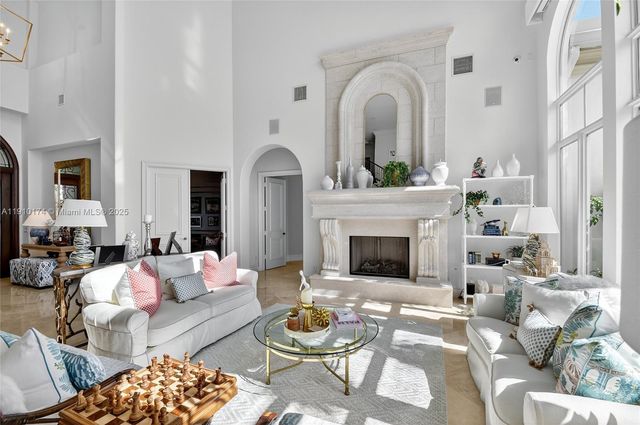 678 Hermitage Cir, Palm Beach Gardens, FL 33410