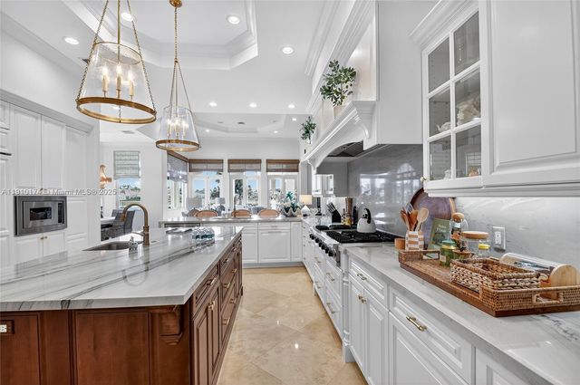 678 Hermitage Cir, Palm Beach Gardens, FL 33410