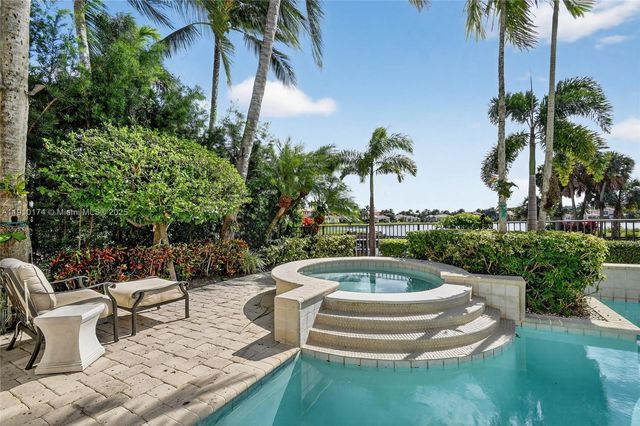 678 Hermitage Cir, Palm Beach Gardens, FL 33410