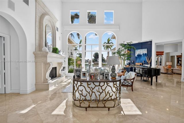 678 Hermitage Cir, Palm Beach Gardens, FL 33410