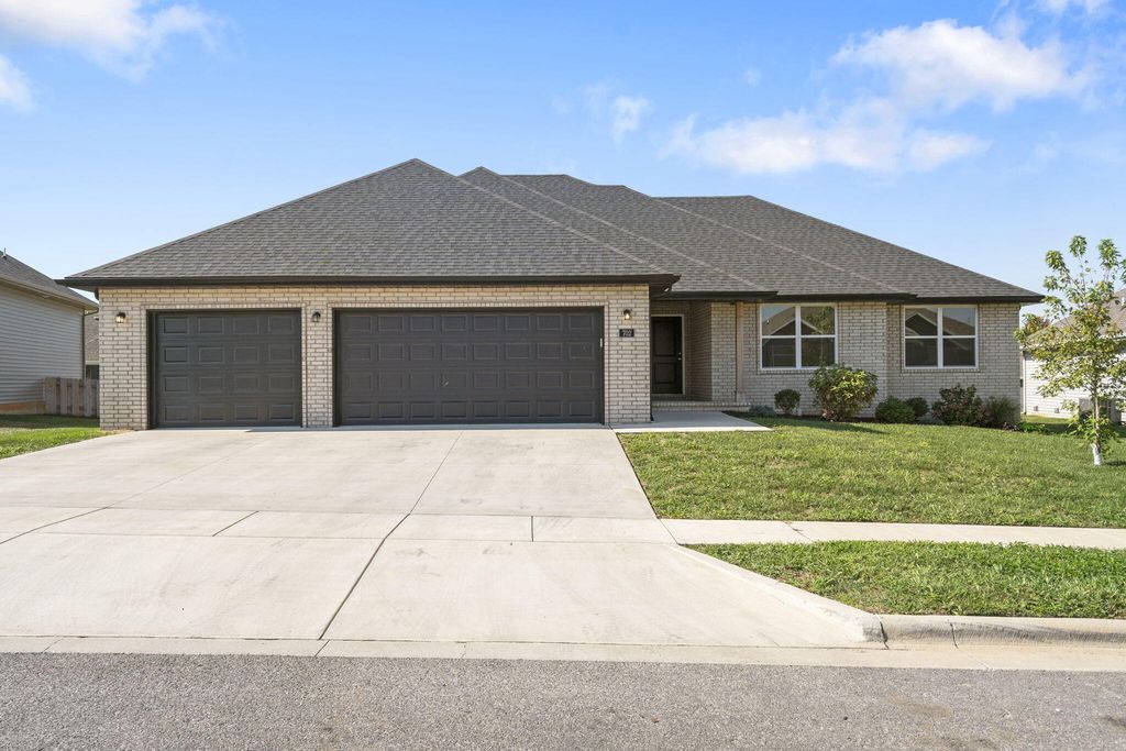 702 East Crew Drive, Nixa, MO 65714