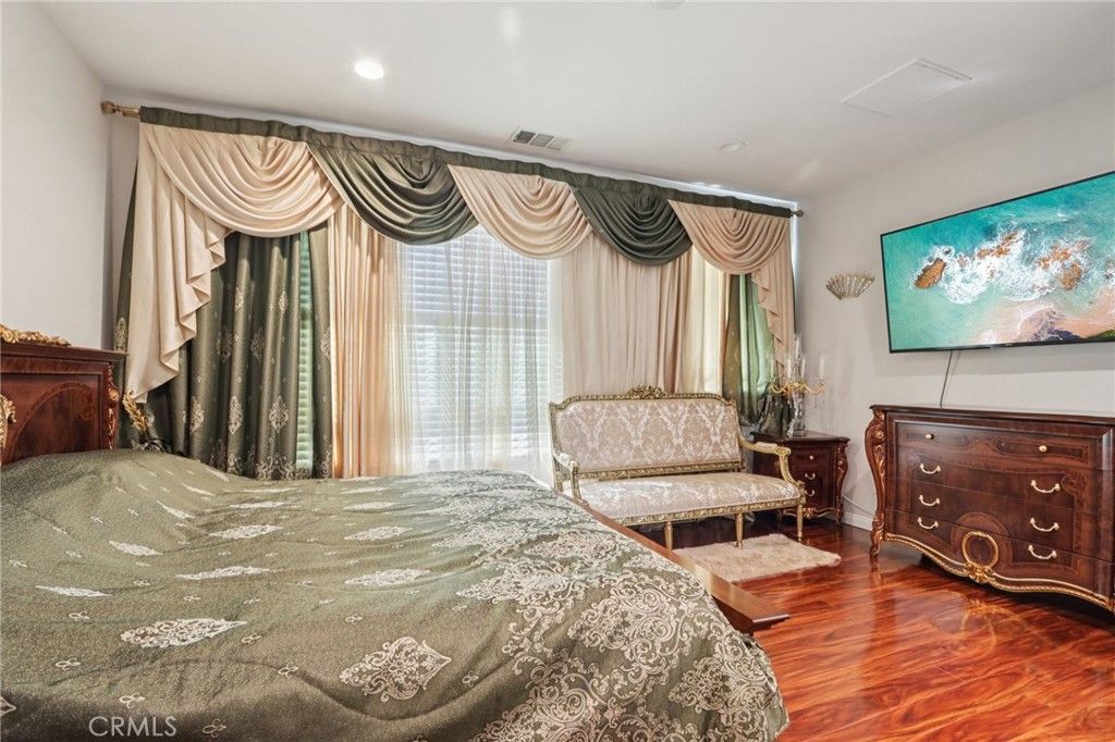 Image 14 of property listing at 13225 Victory Boulevard, Valley Glen, CA 91401