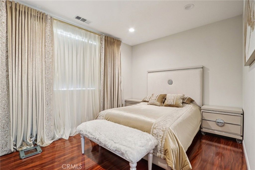 Image 16 of property listing at 13225 Victory Boulevard, Valley Glen, CA 91401