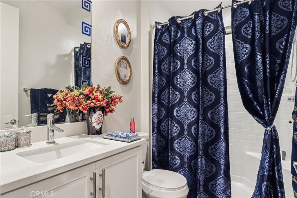 Image 20 of property listing at 13225 Victory Boulevard, Valley Glen, CA 91401