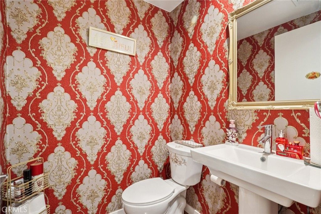 Image 21 of property listing at 13225 Victory Boulevard, Valley Glen, CA 91401