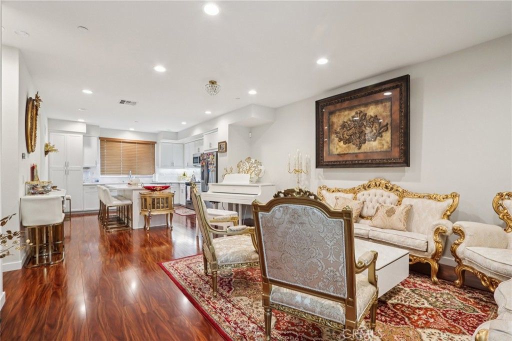 Image 7 of property listing at 13225 Victory Boulevard, Valley Glen, CA 91401