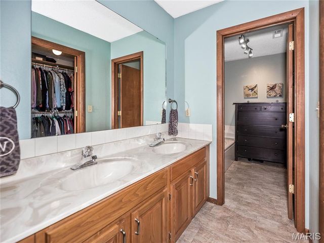 7 Ginger Meadow Court, Glen Carbon, IL 62034