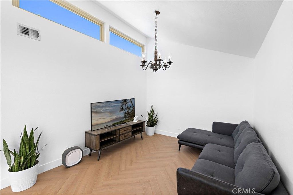 Image 8 of property listing at 18 Navarre, Irvine, CA 92612