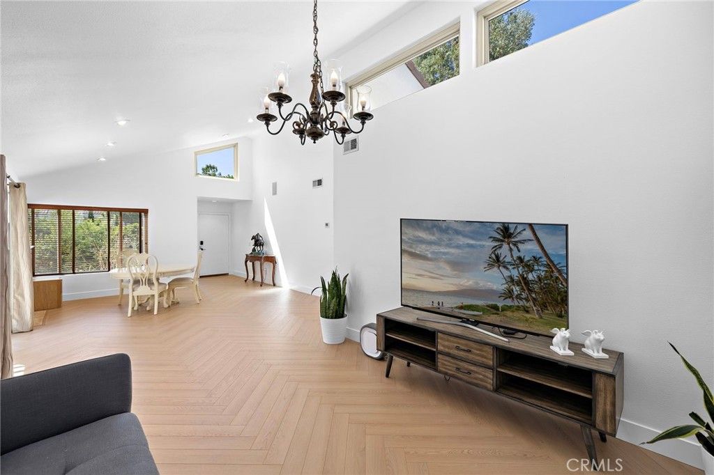 Image 9 of property listing at 18 Navarre, Irvine, CA 92612