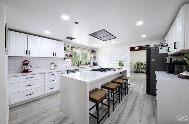 2400 Silver Drive, Bakersfield, CA 93306