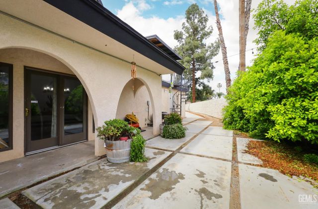 2400 Silver Drive, Bakersfield, CA 93306