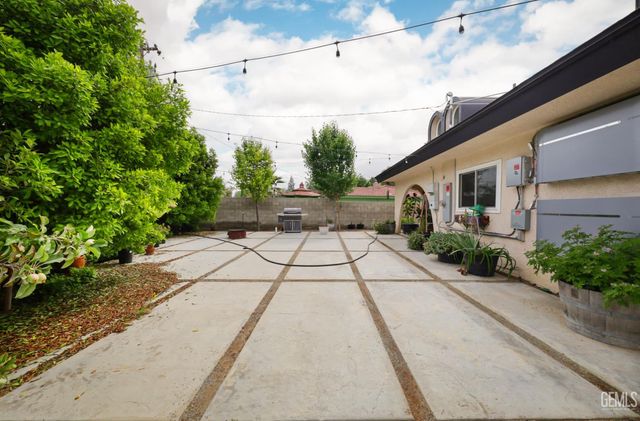 2400 Silver Drive, Bakersfield, CA 93306