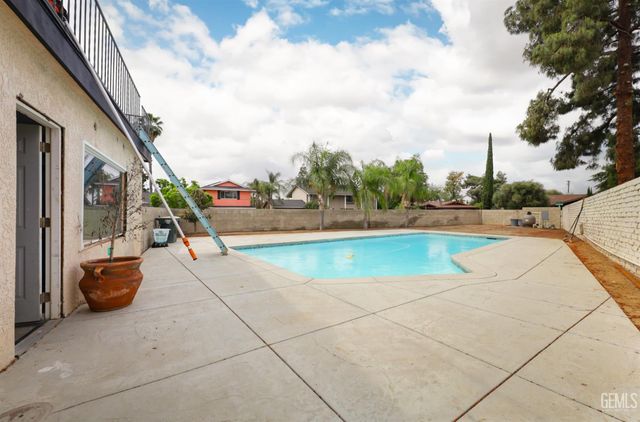 2400 Silver Drive, Bakersfield, CA 93306