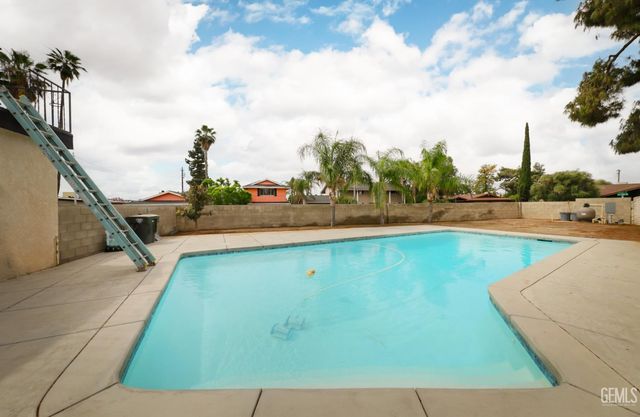 2400 Silver Drive, Bakersfield, CA 93306